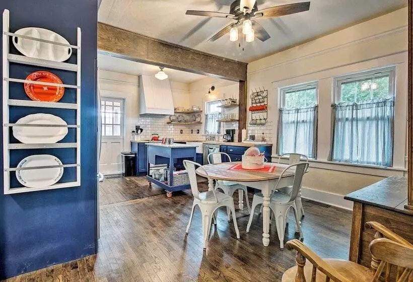 Remodeled Historic Farmhouse ~20 Mi To Kc!