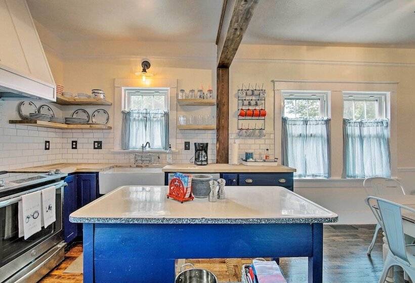 Remodeled Historic Farmhouse ~20 Mi To Kc!