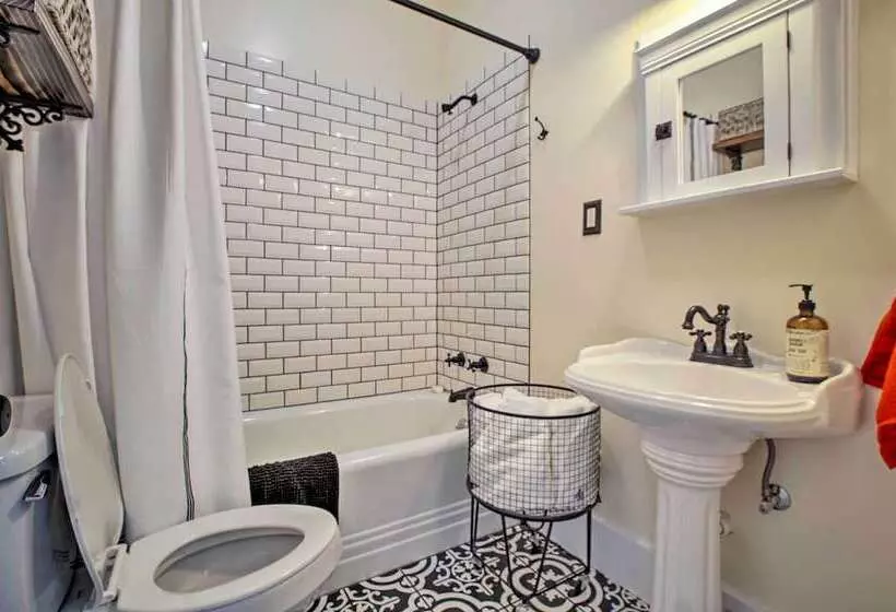 Remodeled Historic Farmhouse ~20 Mi To Kc!