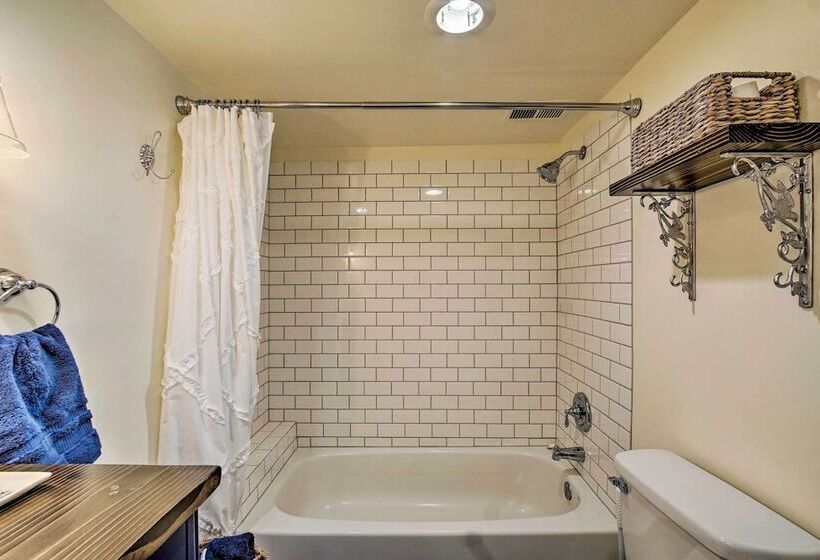 Remodeled Historic Farmhouse ~20 Mi To Kc!