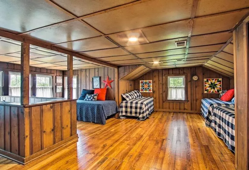 Remodeled Historic Farmhouse ~20 Mi To Kc!