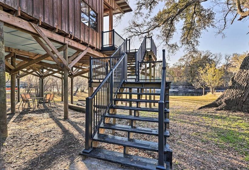 Fort White Retreat: Deck & River Access!