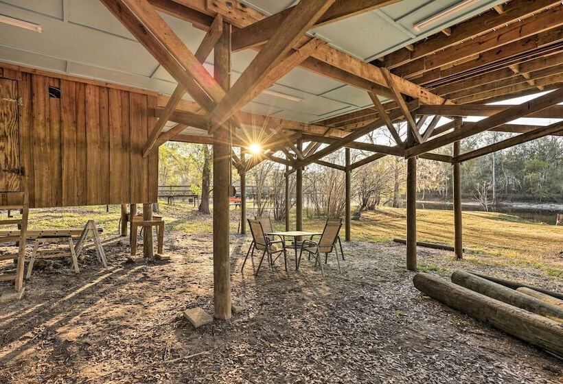 Fort White Retreat: Deck & River Access!