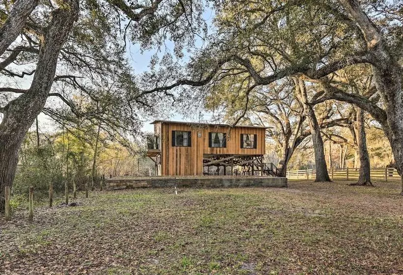 Fort White Retreat: Deck & River Access!