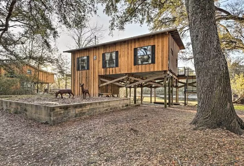 Fort White Retreat: Deck & River Access!