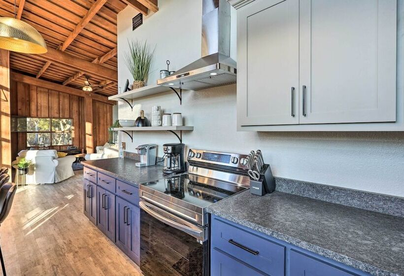 Fort White Retreat: Deck & River Access!