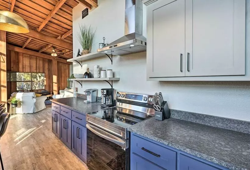 Fort White Retreat: Deck & River Access!