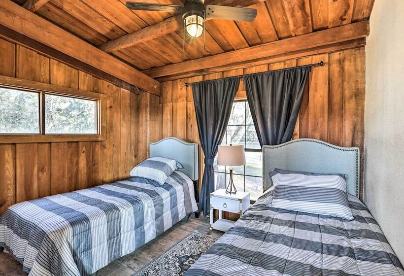 Fort White Retreat: Deck & River Access!