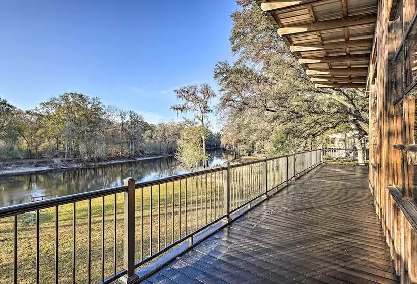 Fort White Retreat: Deck & River Access!