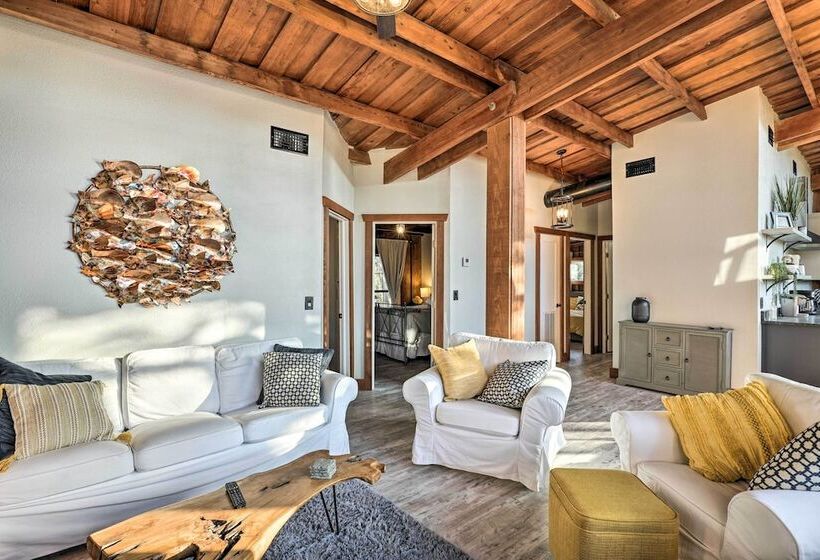 Fort White Retreat: Deck & River Access!