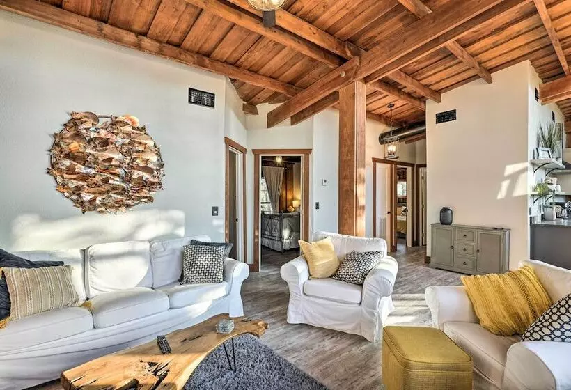 Fort White Retreat: Deck & River Access!