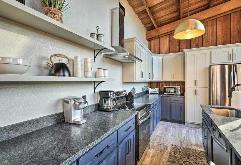 Fort White Retreat: Deck & River Access!