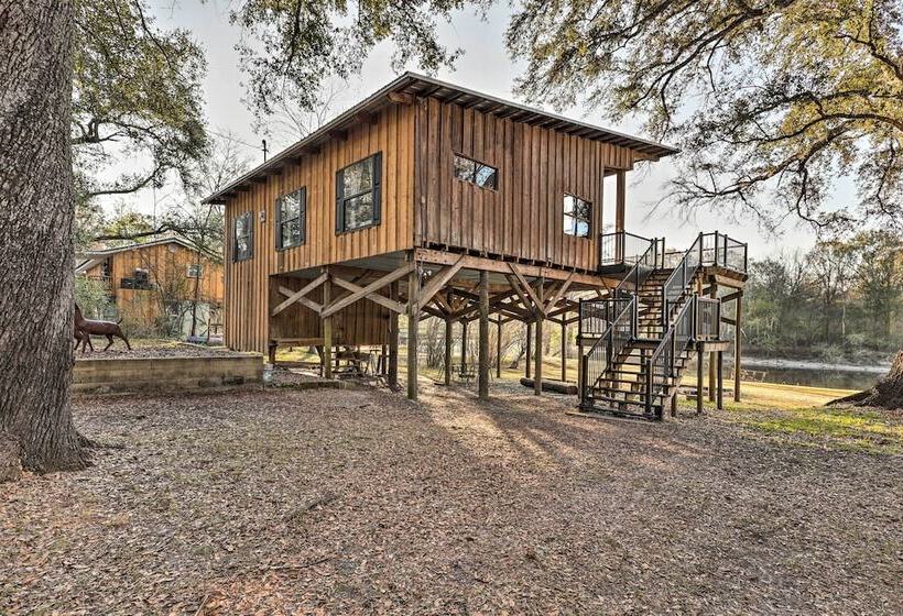 Fort White Retreat: Deck & River Access!