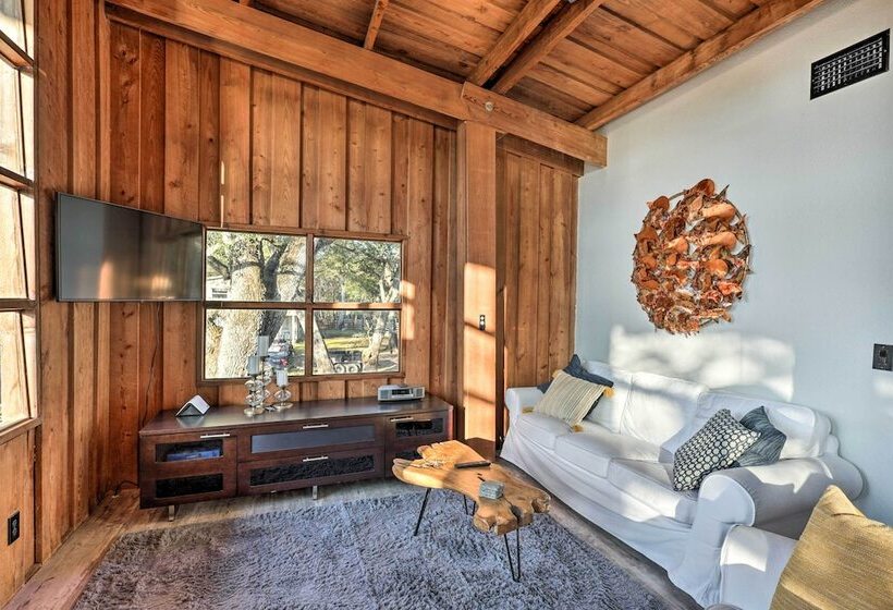 Fort White Retreat: Deck & River Access!