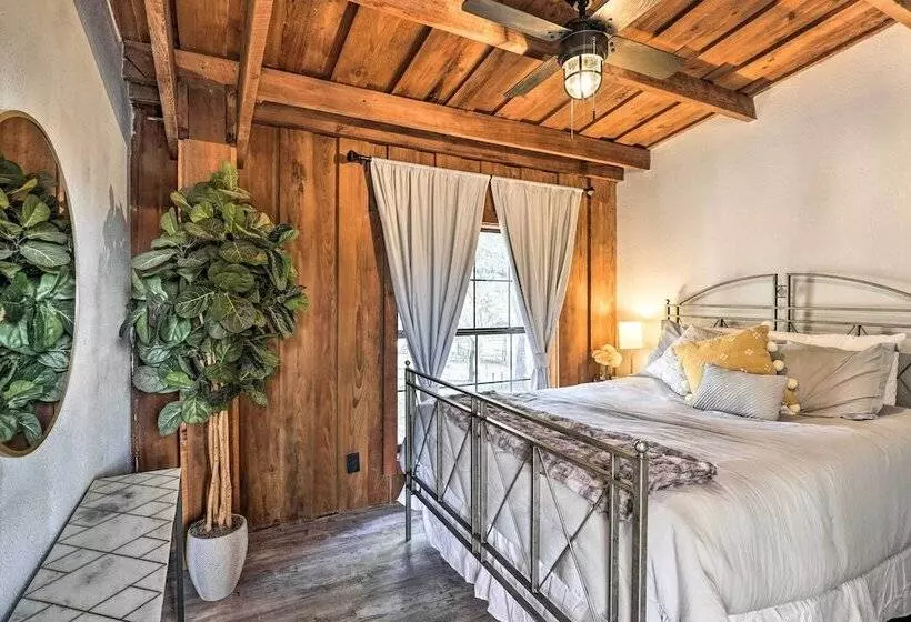 Fort White Retreat: Deck & River Access!