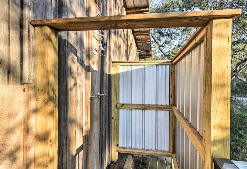 Fort White Retreat: Deck & River Access!