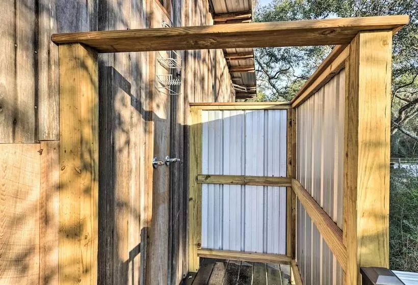 Fort White Retreat: Deck & River Access!