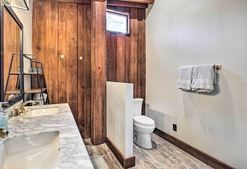 Fort White Retreat: Deck & River Access!