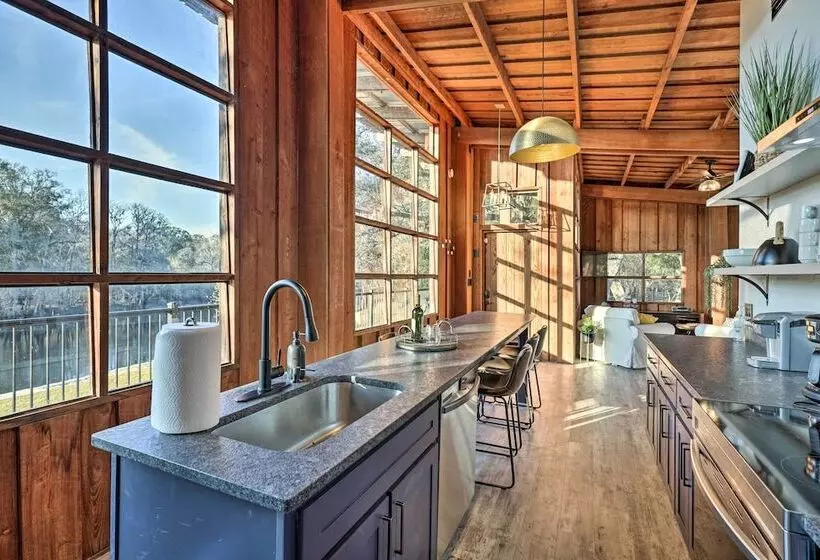 Fort White Retreat: Deck & River Access!