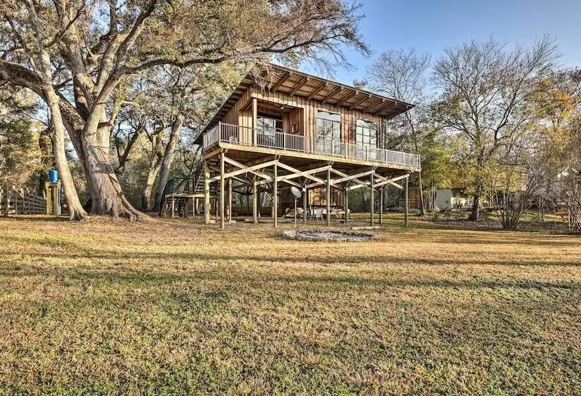 Fort White Retreat: Deck & River Access!