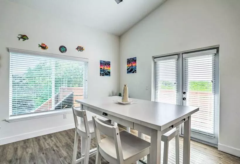 Tampa House W/ Patio, Near Downtown & Beaches!