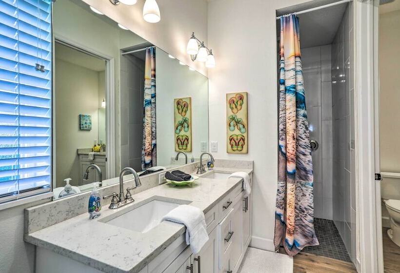 Tampa House W/ Patio, Near Downtown & Beaches!