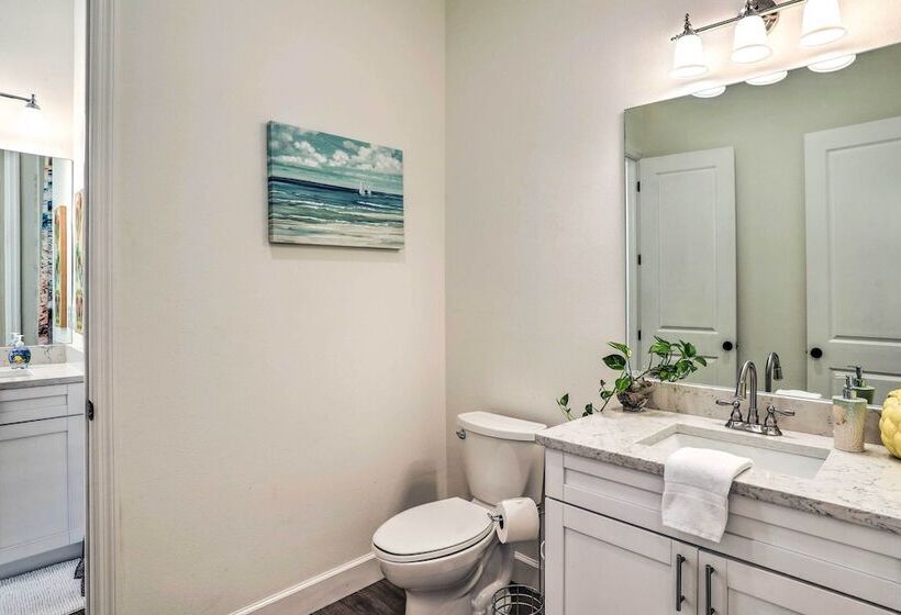 Tampa House W/ Patio, Near Downtown & Beaches!