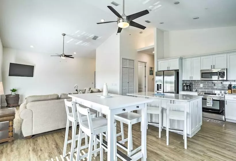 Tampa House W/ Patio, Near Downtown & Beaches!