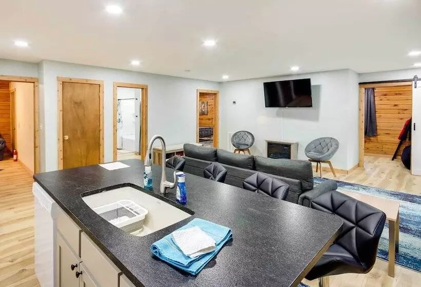 Tranquil Creekside Hideout: Families Welcome!