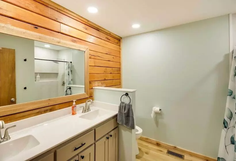 Tranquil Creekside Hideout: Families Welcome!