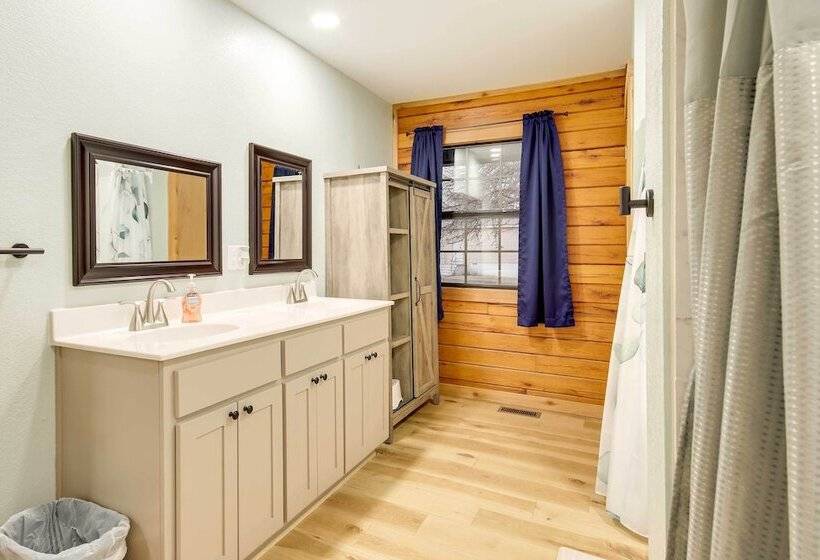 Tranquil Creekside Hideout: Families Welcome!