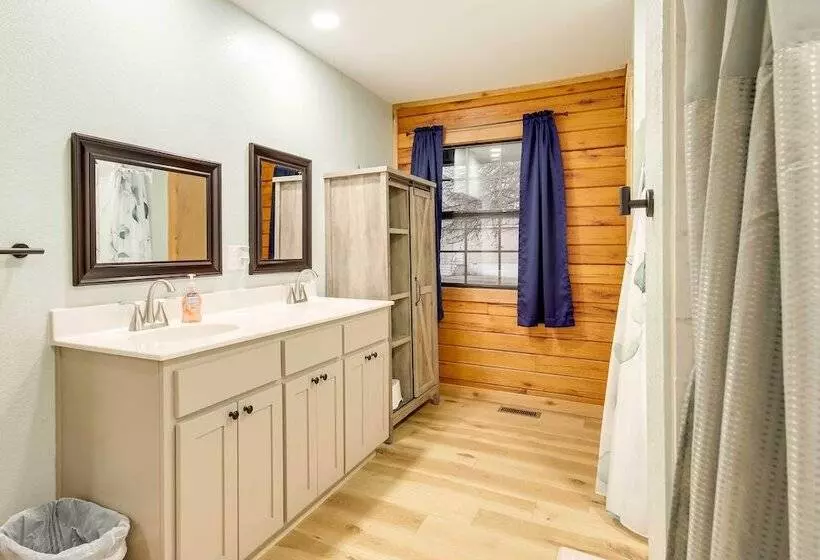 Tranquil Creekside Hideout: Families Welcome!