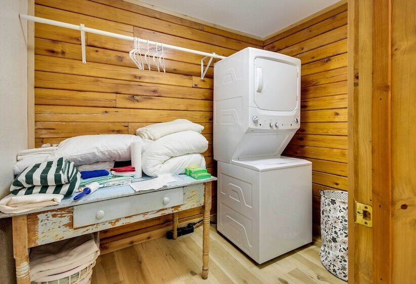 Tranquil Creekside Hideout: Families Welcome!