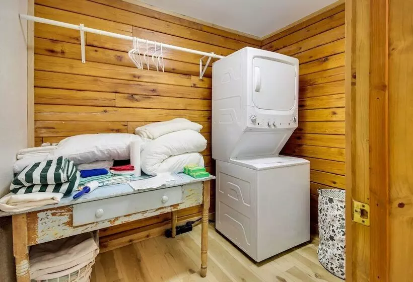 Tranquil Creekside Hideout: Families Welcome!