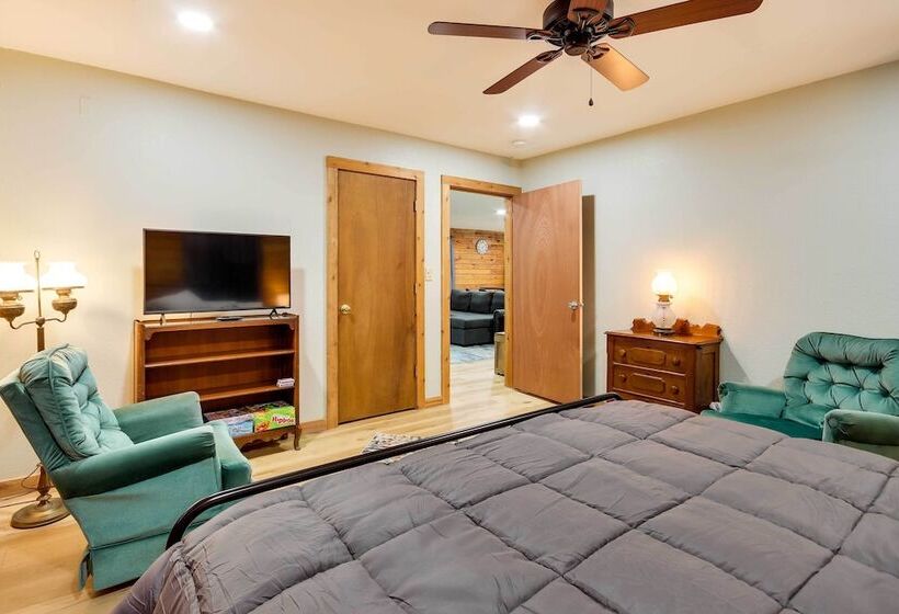 Tranquil Creekside Hideout: Families Welcome!