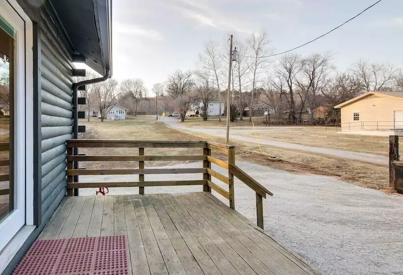 Tranquil Creekside Hideout: Families Welcome!