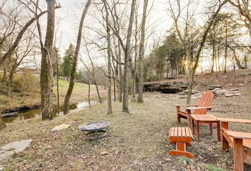 Tranquil Creekside Hideout: Families Welcome!