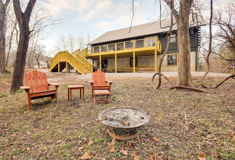 Tranquil Creekside Hideout: Families Welcome!