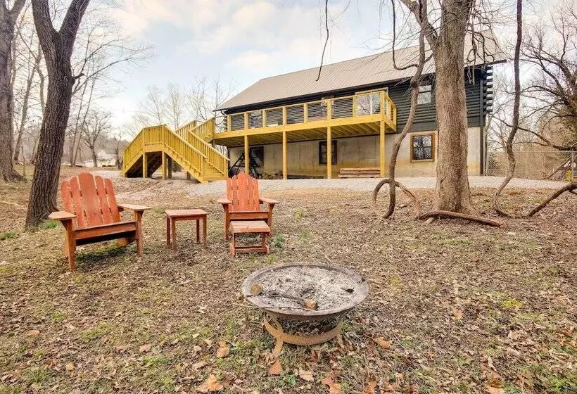 Tranquil Creekside Hideout: Families Welcome!