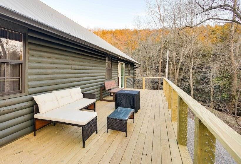 Tranquil Creekside Hideout: Families Welcome!