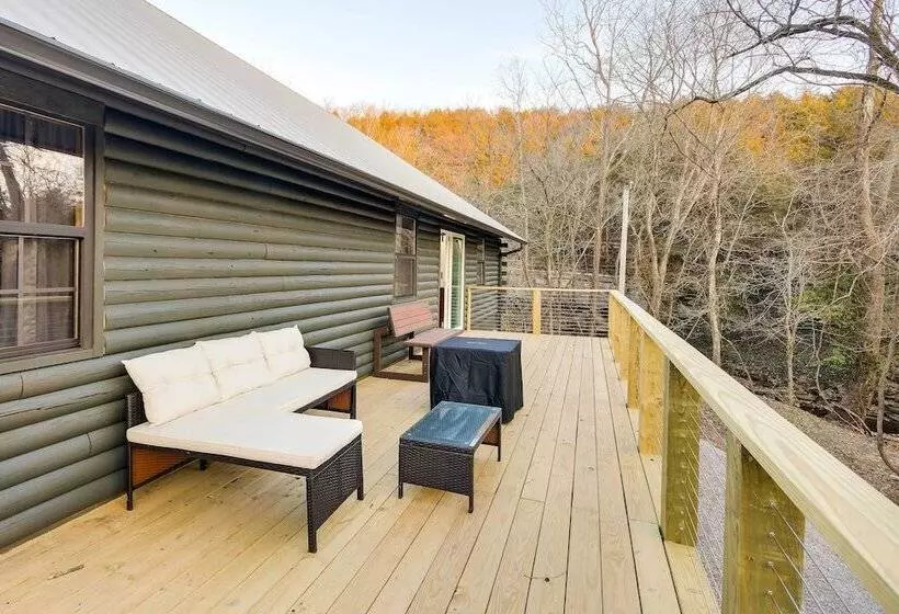 Tranquil Creekside Hideout: Families Welcome!