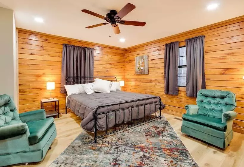 Tranquil Creekside Hideout: Families Welcome!