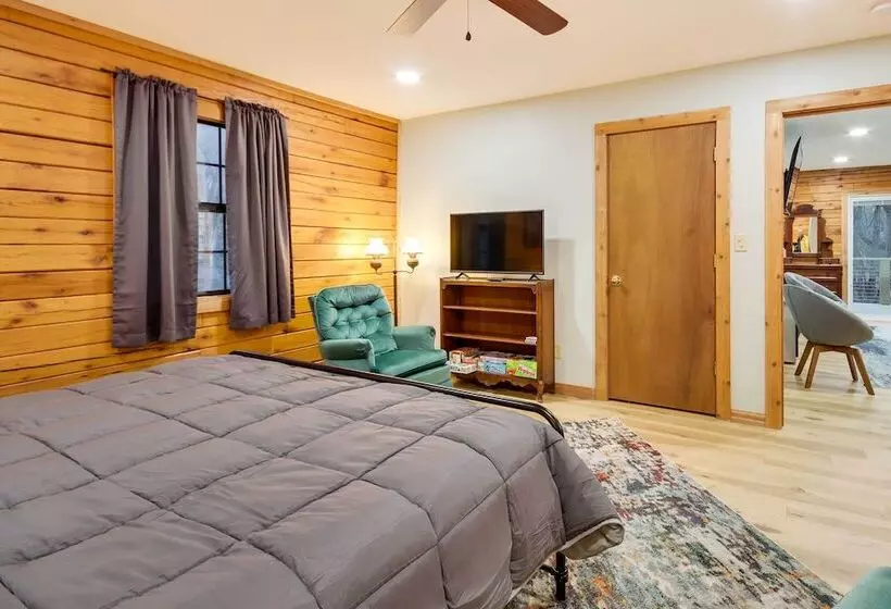 Tranquil Creekside Hideout: Families Welcome!