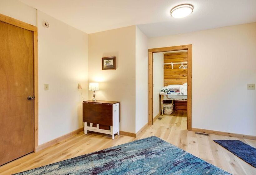 Tranquil Creekside Hideout: Families Welcome!