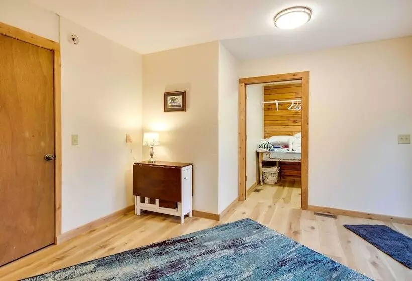 Tranquil Creekside Hideout: Families Welcome!