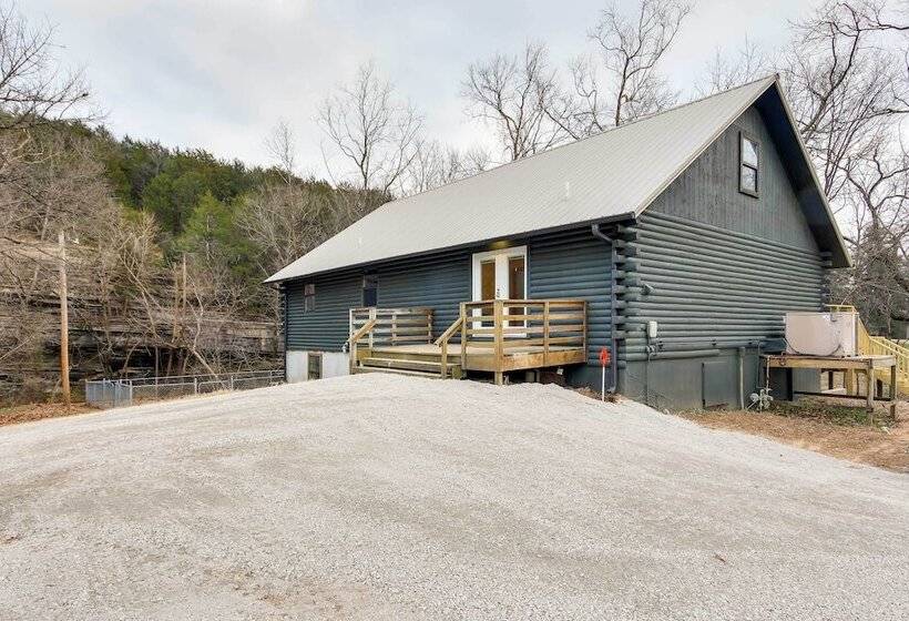 Tranquil Creekside Hideout: Families Welcome!