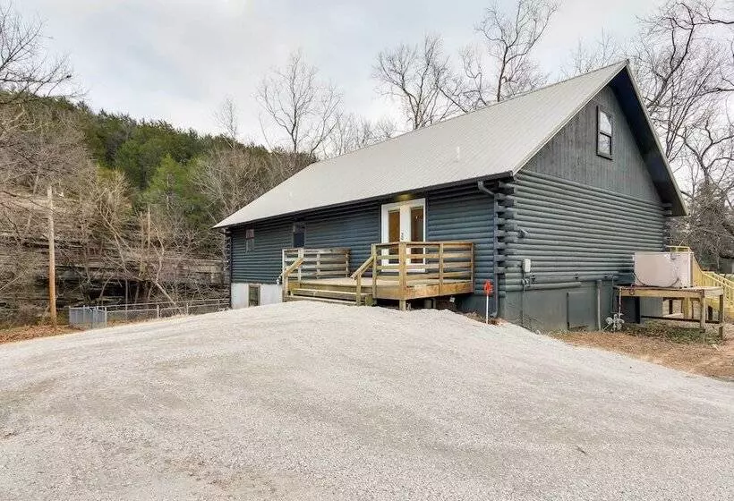 Tranquil Creekside Hideout: Families Welcome!