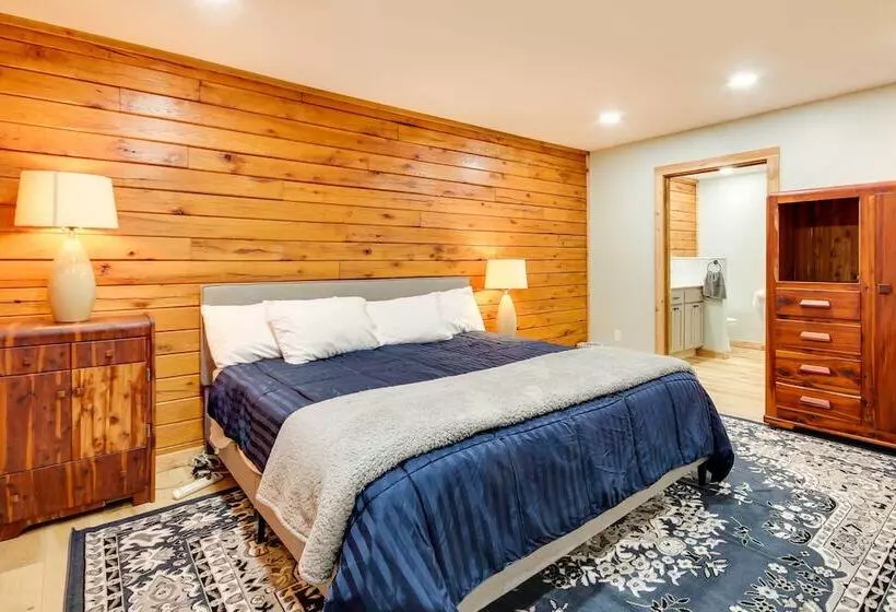 Tranquil Creekside Hideout: Families Welcome!