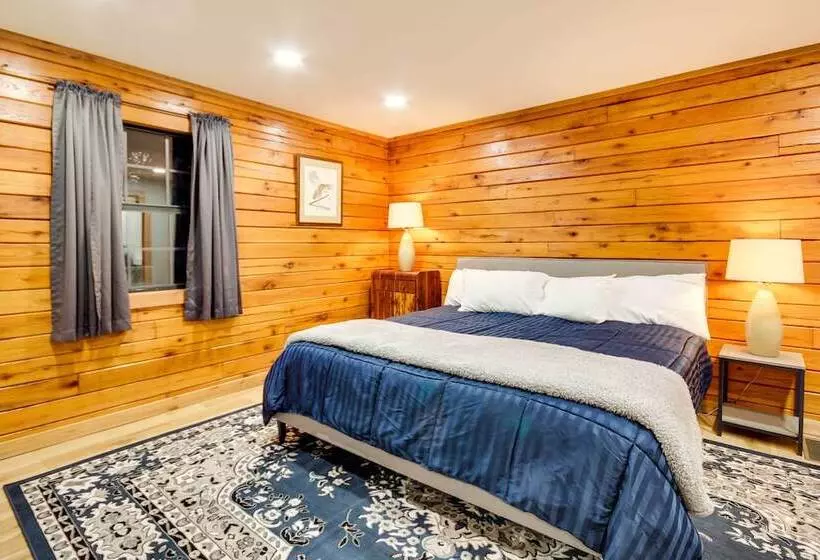 Tranquil Creekside Hideout: Families Welcome!