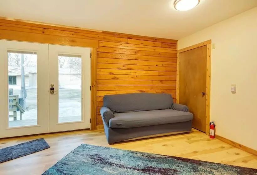 Tranquil Creekside Hideout: Families Welcome!